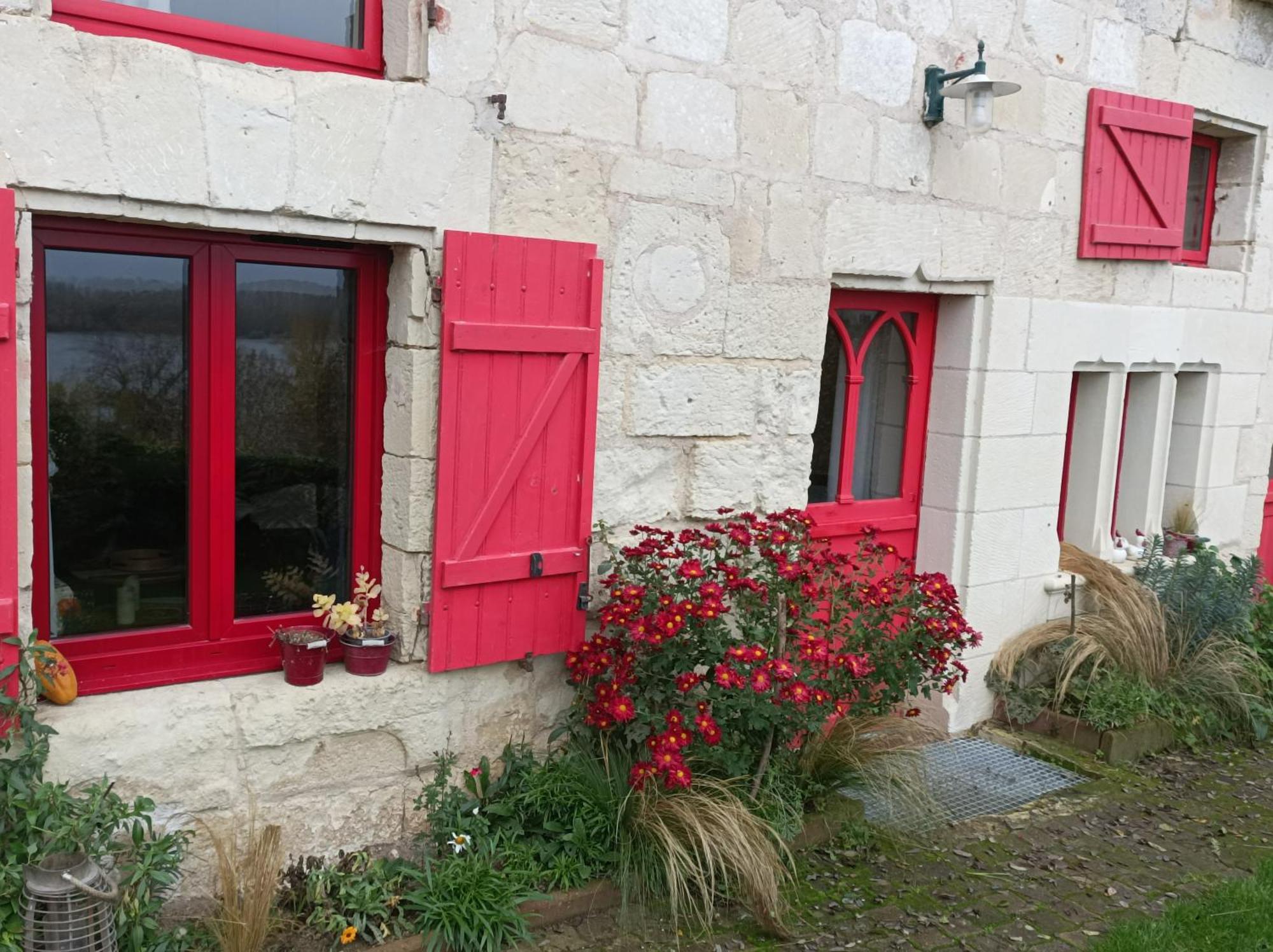 Gite Des Perreyeurs - Maison Troglodyte Avec Vue Sur Loire Montsoreau Habitación foto